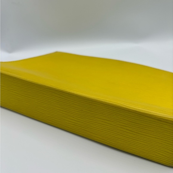 AUTHENTIC Louis Vuitton Epi Toiletry Pouch 26 Clutch - Neon Yellow - Picture 4 of 9